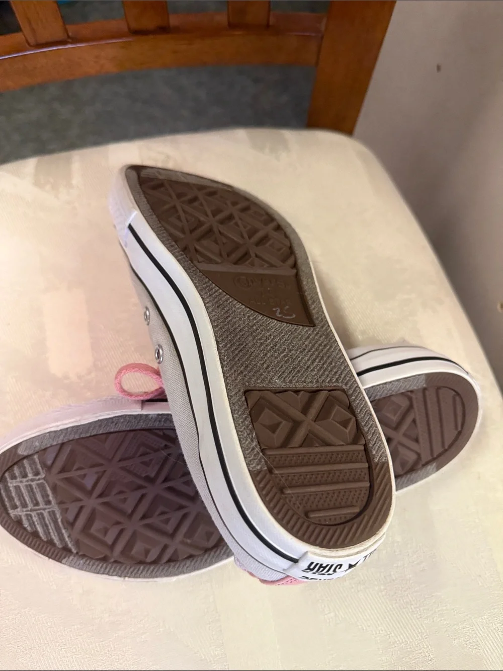 Converse Juniors Low-Top Canvas Sneakers in Pink and Grey
